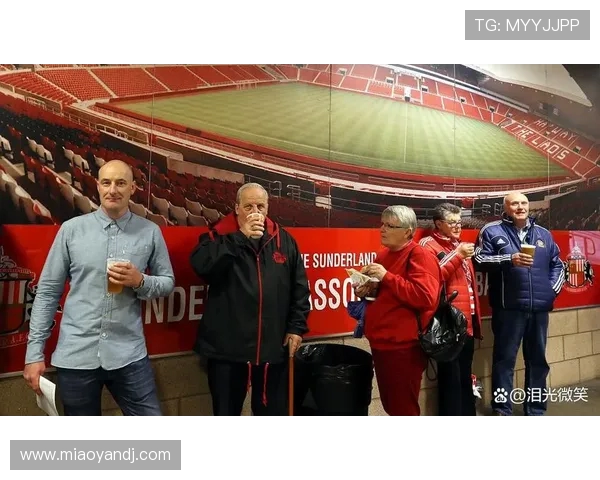 阿莫林赢球后冒雨为球迷签名合影深夜关怀暖心举动引发热议